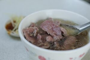 Read more about the article 台南牛肉湯，在地人愛店【阿牛牛肉湯】，生意好到默默開了二店！